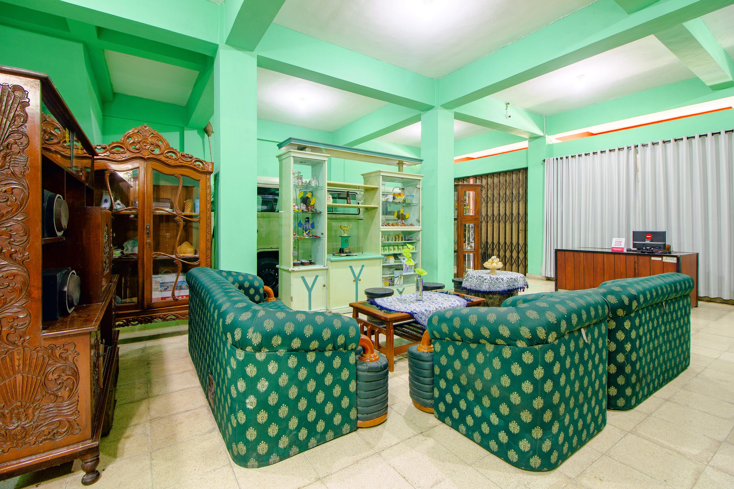 Vaccinated Staff - SPOT ON 2107 Ijo Pupus Syariah Residence Baturetno Exterior foto